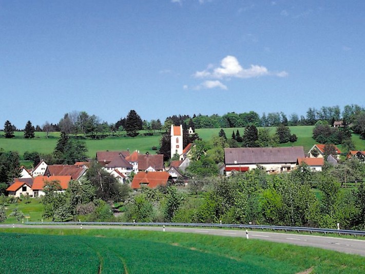 Blick auf Betenbrunn mit Wallfahrtskirche St. Maria